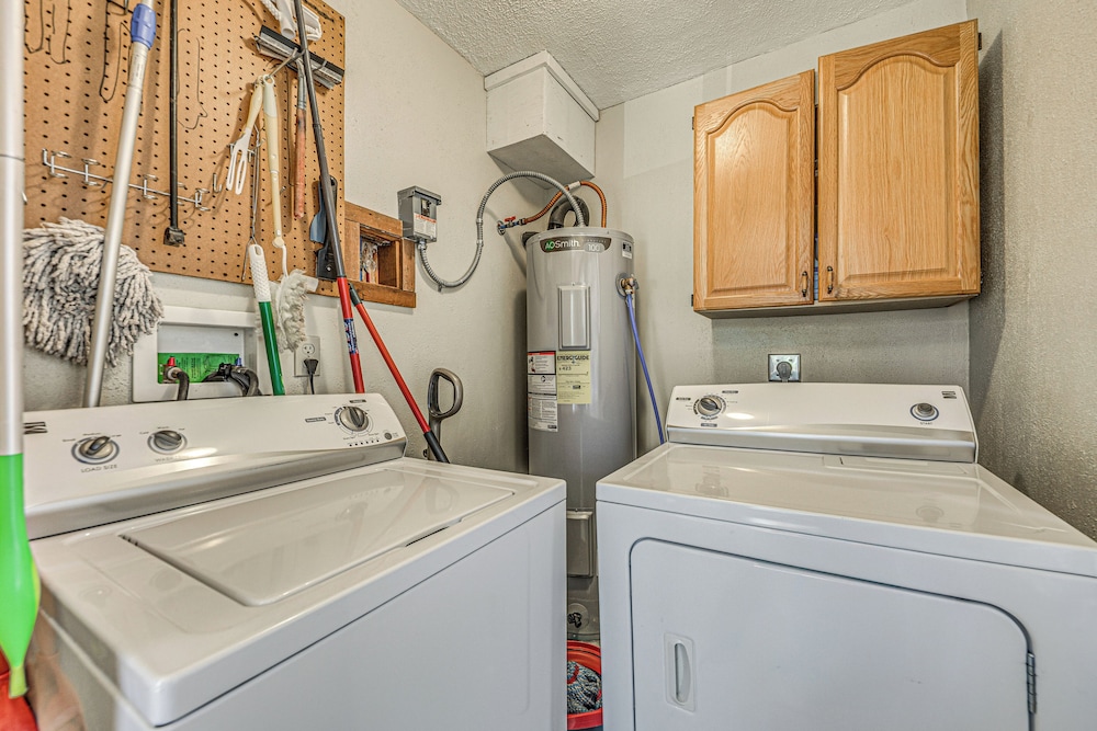 Walk to Downtown Ruidoso: Cozy Wooded Retreat