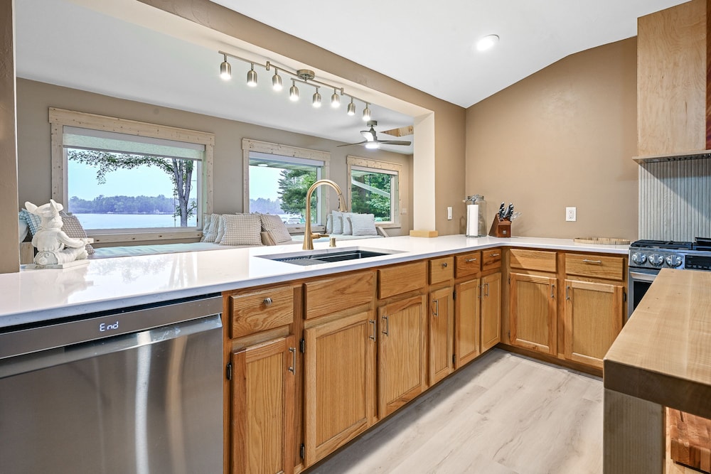 5 BR Family Hangout I Lake Views I Firepit