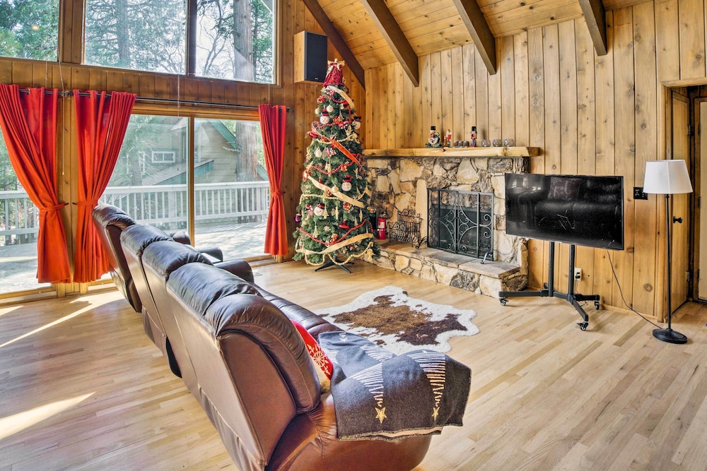 Cozy Cabin ~ 3 Mi to Lake Arrowhead Village view 4