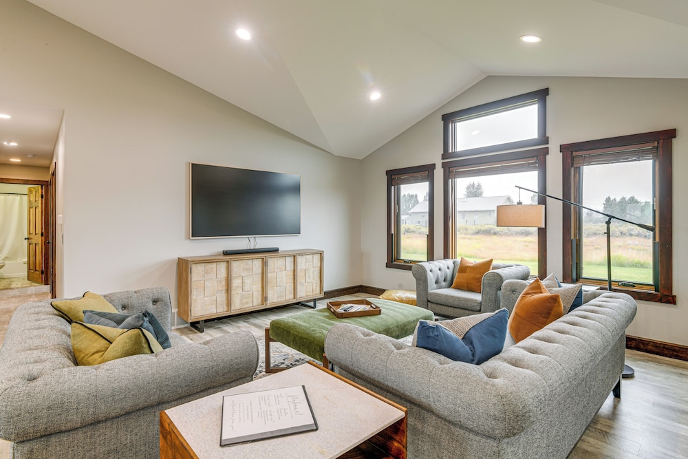 Pinedale Getaway Near Hiking, Skiing & Lakes!