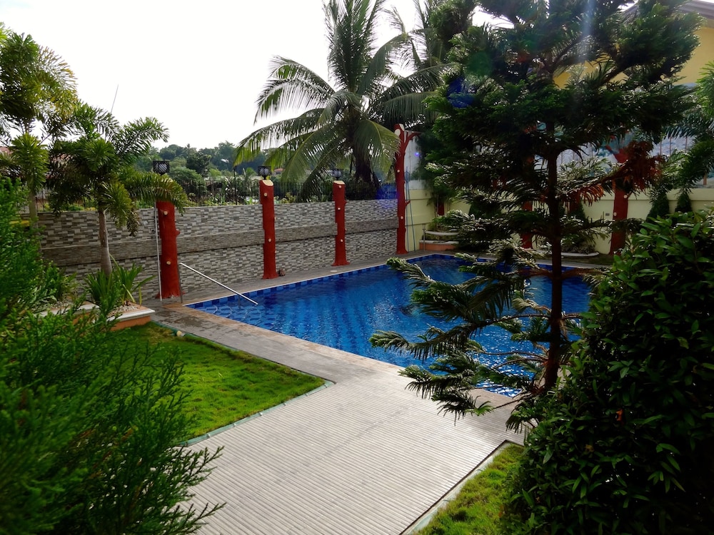 The Executive Villa Inn & Suites