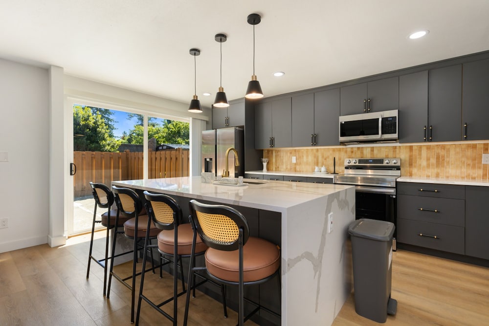 Comfy Stay in Bellevue w Parking Included