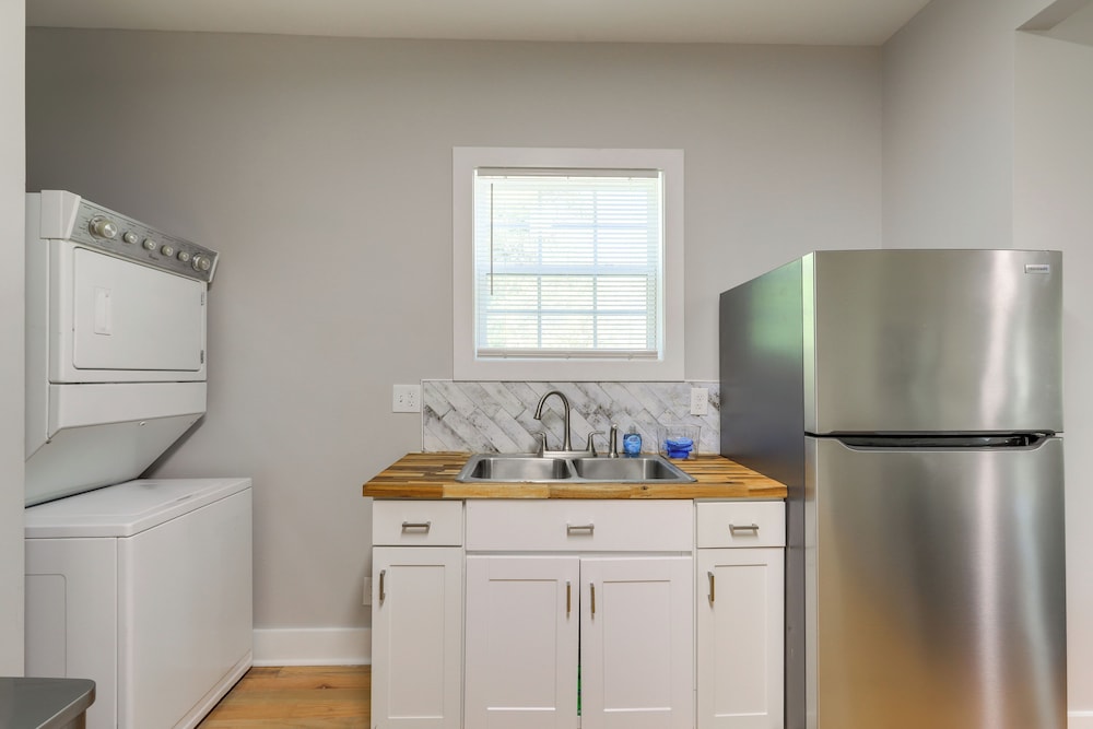 9 Mi to Dtwn Atl: Pet-friendly Apt w/ Yard