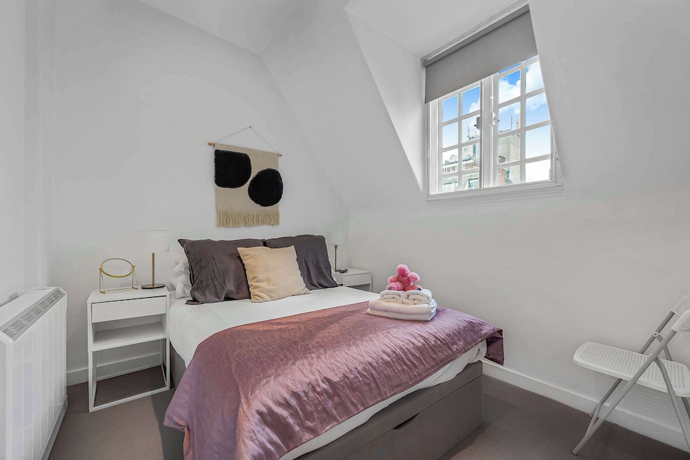 Mortimer s Mood - Fitzrovia - by Frankie Says