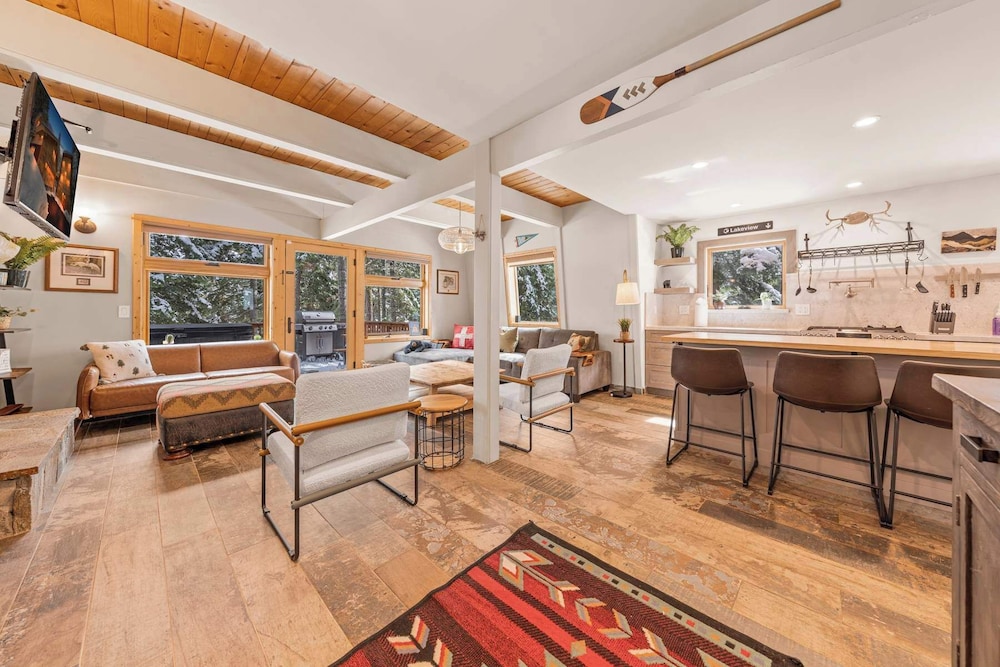Tahoe City Retreat For 8!