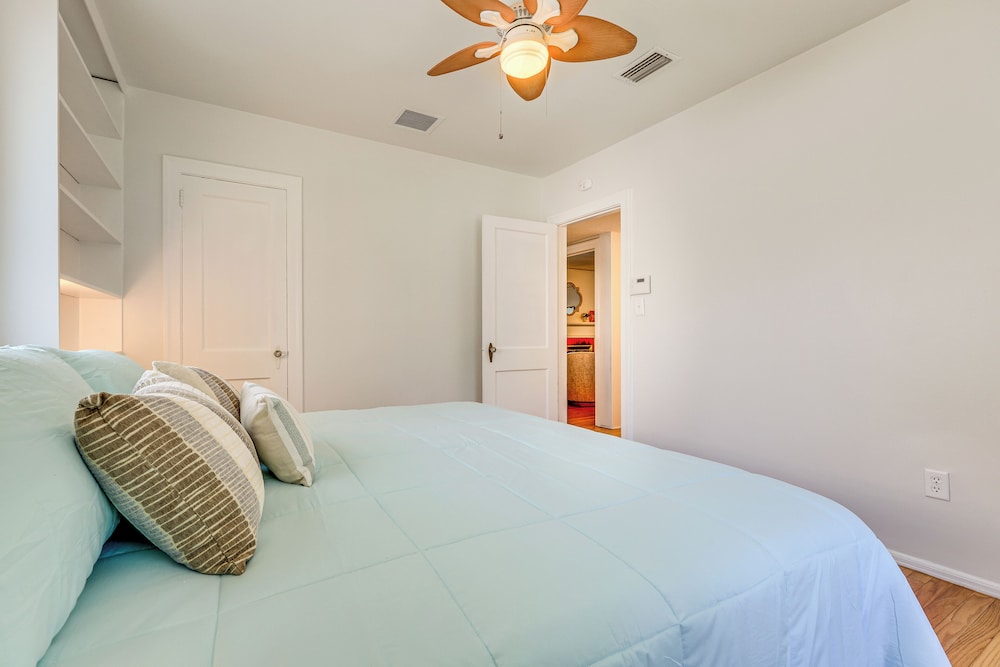4 Mi to Dtwn Jacksonville: Chic Home w/ Porch!