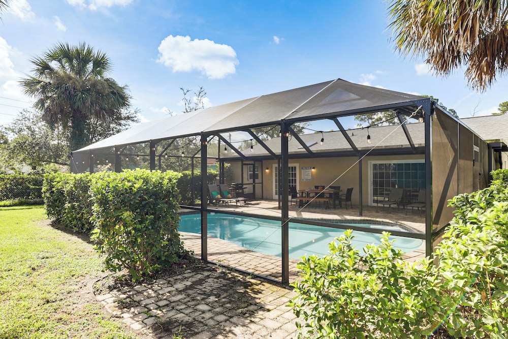Palm Coast Escape w/ Outdoor Oasis: 6 Mi to Shore!