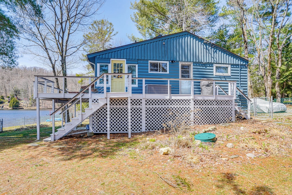 Watercrafts & Dock: Stunning Lakehouse in Becket!