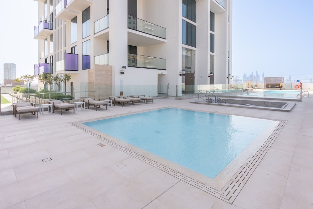 Gorgeous 1 Bedroom in Binghatti House and Sleeps 4
