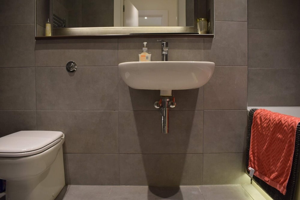 Bright 1 Bedroom Flat in North London With Balcony
