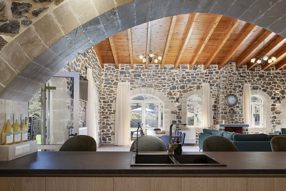 Villa Pasiphae - With Private Heated Pool