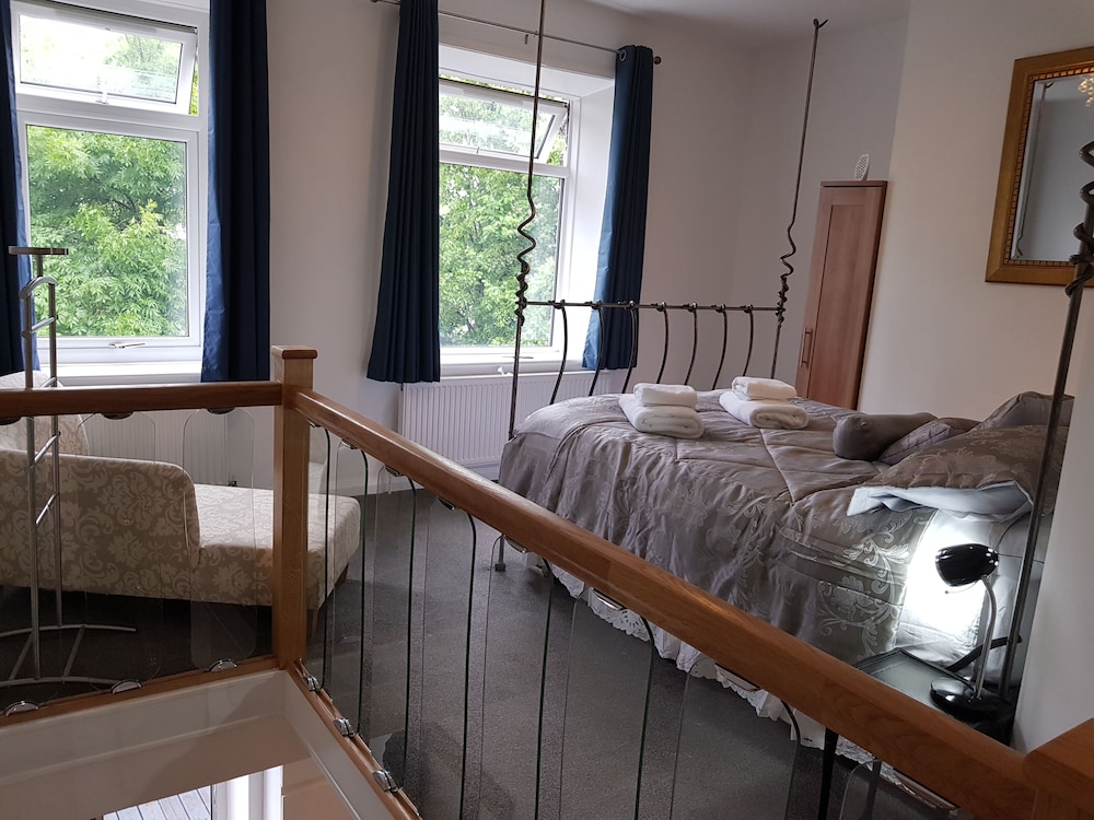 Huddersfield Vacations - The Retreat - Property Image 3