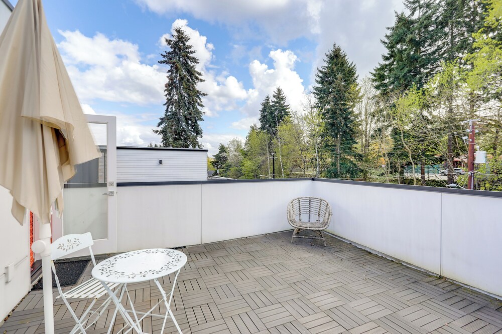 5 Mi to Dtwn: Pet-friendly Townhome in Seattle!