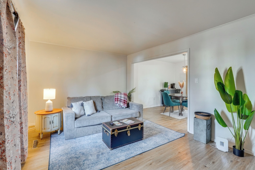 Chic Farmhouse, 3Mi to Lake-pet Friendly & Golfing