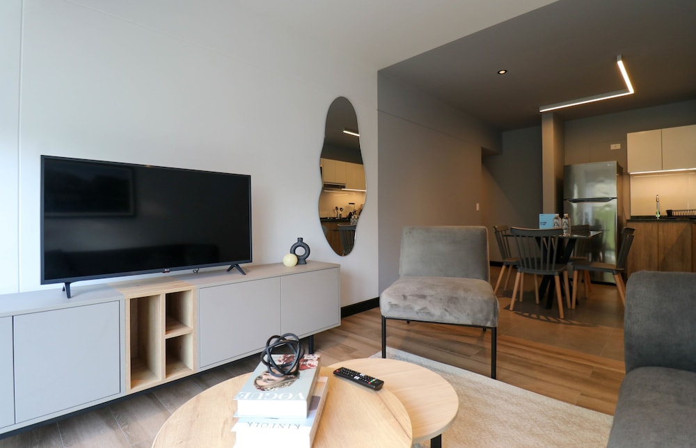 w Marvelous 1BR w Balcony in San Isidro