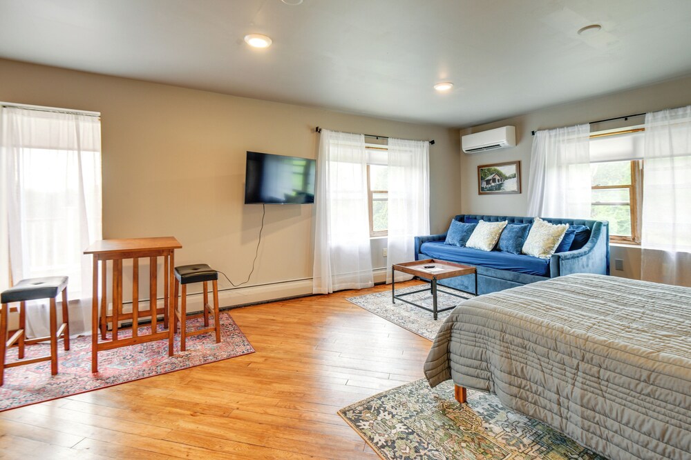 Meredith Studio Near Downtown: Hike, Swim, Ski!