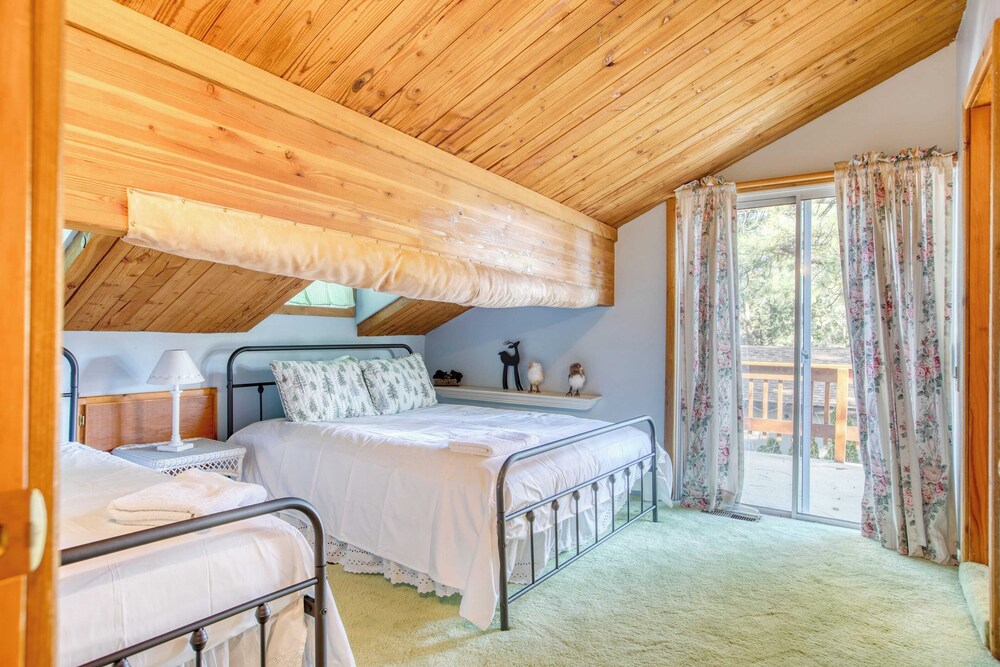 2 Lakefront Homes by Avantstay Sleeps 23, Private Dock+beach, Hot Tub, Fire Pit, Deck Views