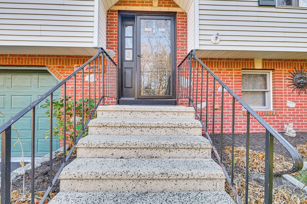 Pool, Deck & Grill: Spacious Apt in Naugatuck!