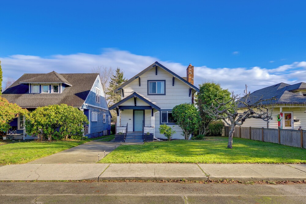 1 Mi to Historic Dtwn: Dog-friendly Everett Home!