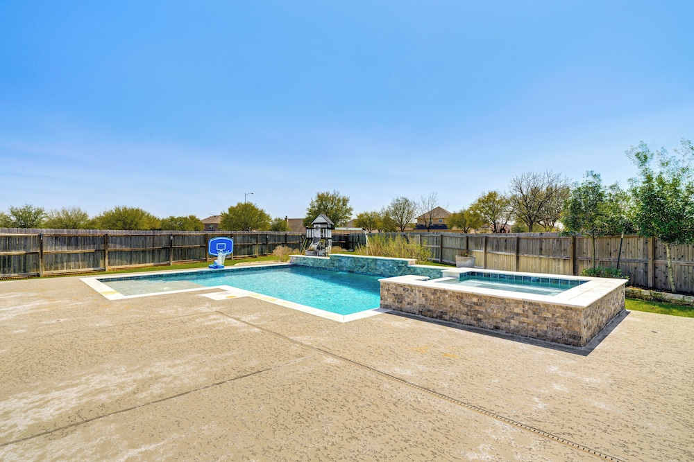 Private Pool & Hot Tub: 'wild Horse' Home!