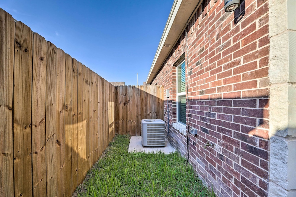 Quiet Edinburg Apartment: Close to Attractions! view 3