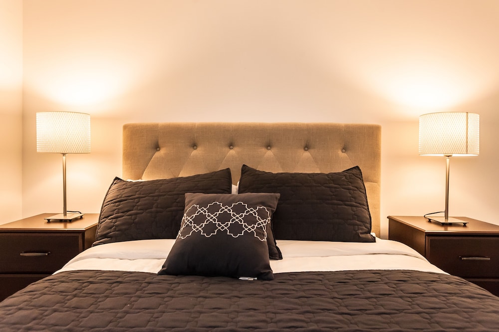 Life Suites - Fort York Central Condo - Image 1