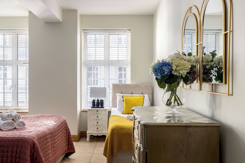 Park Lane 4-bed Mayfair Family House