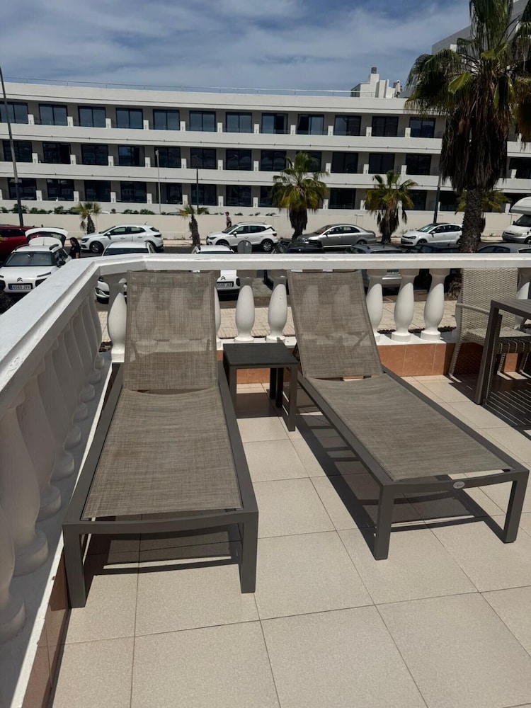 Las Americas 1-bed Apt, Sleeps 5, Pool, Parking