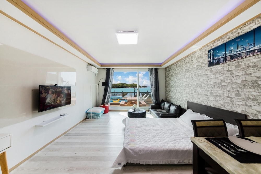 Yeosu Dolsanmaru Pension