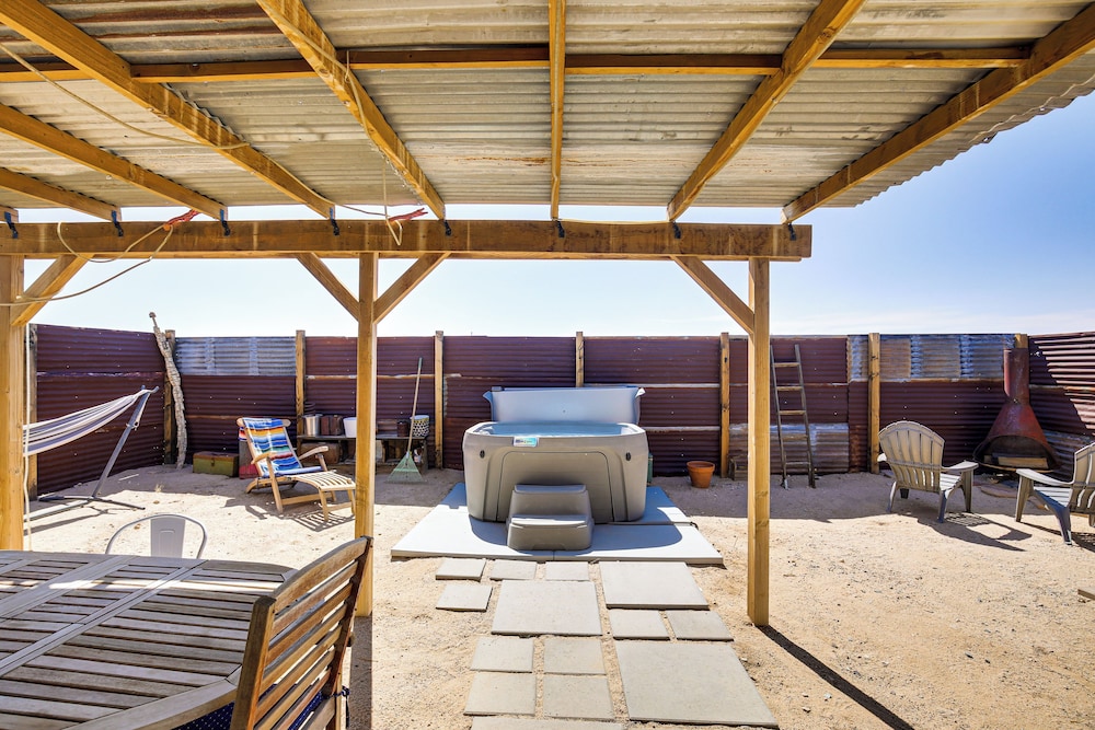 Boho Bungalow w/ Hot Tub: 16 Mi to Joshua Tree NP