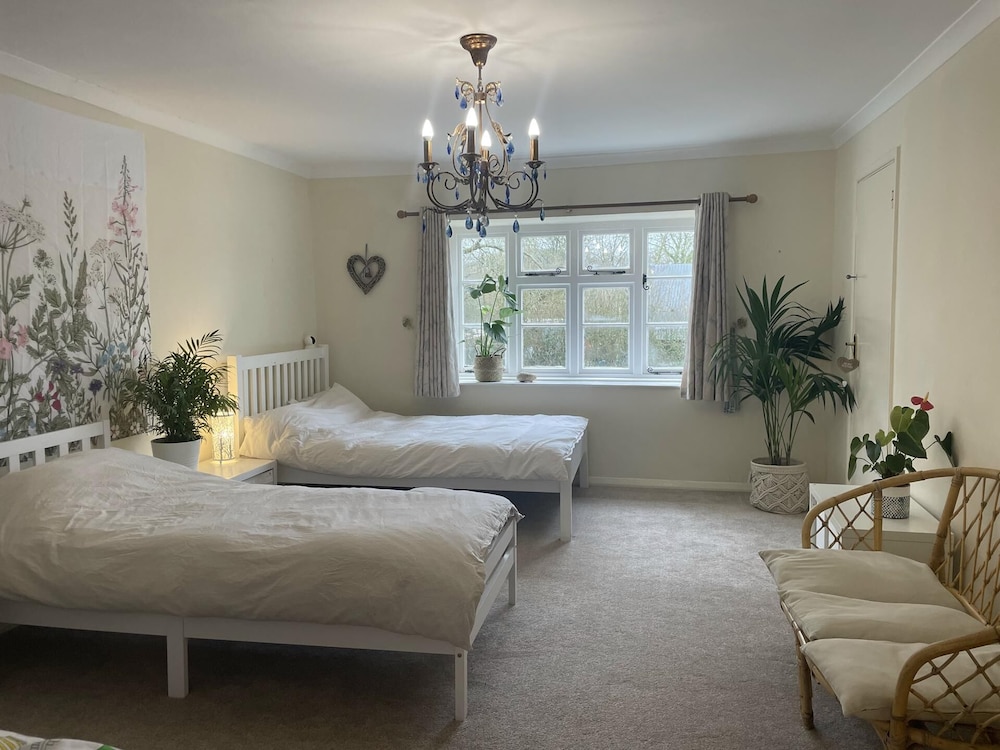 Lovely 5-bed House Near Ilminster and for Families view 2