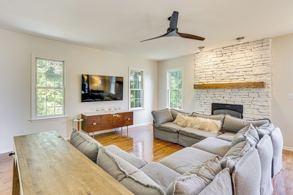 5 Mi to Dtwn York: Spacious Family Home