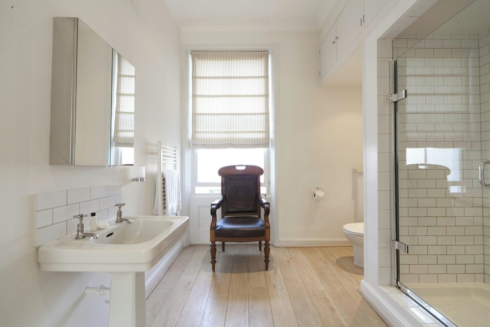 Bassett Road IV by Onefinestay