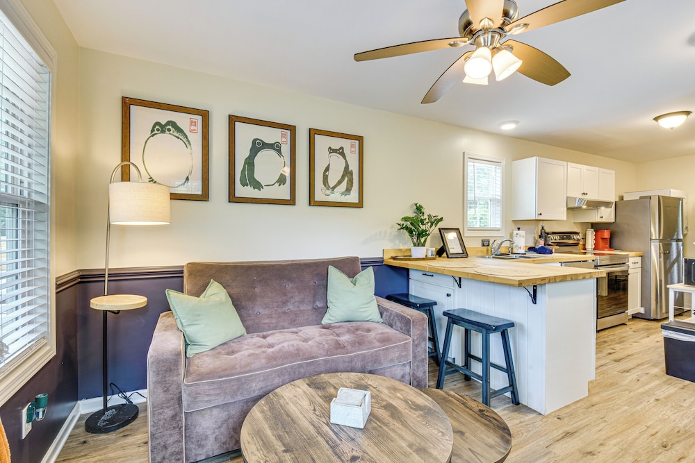 Walk to Beach: Lake Hartwell Cabin w/ Large Yard!