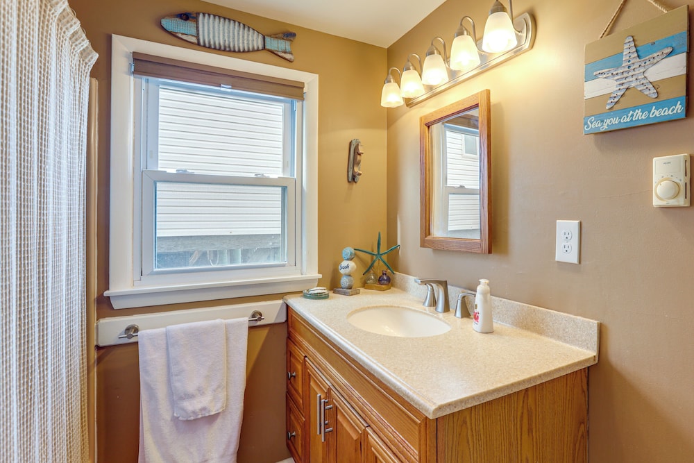 Walk to Public Beach: Bayfront Jersey Home w/ View