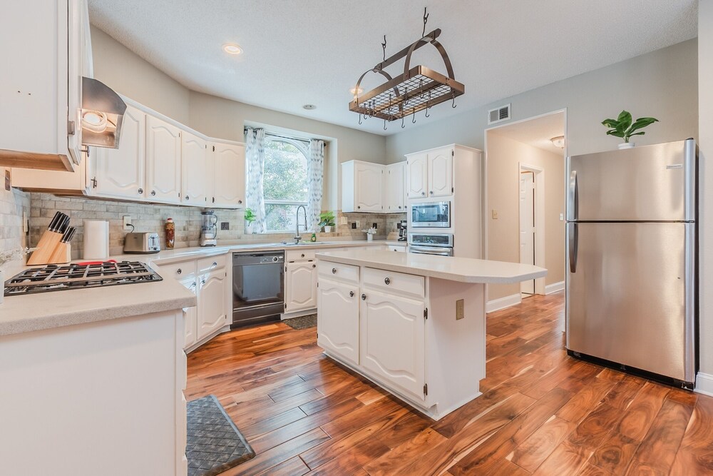 Discount Included! Stunning, Modern, Spacious Getaway Fits Any Group, 2 Game Rooms, Hot Tub 5 Bedroom Home by Redawning - Property Image 44
