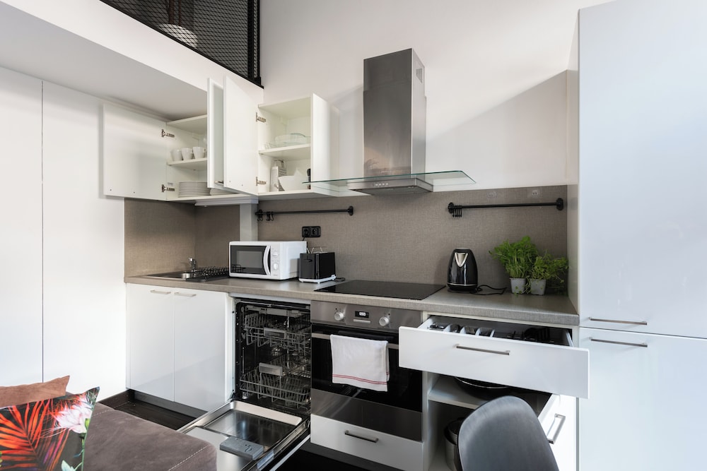Modern Loft with Balcony Close to Center