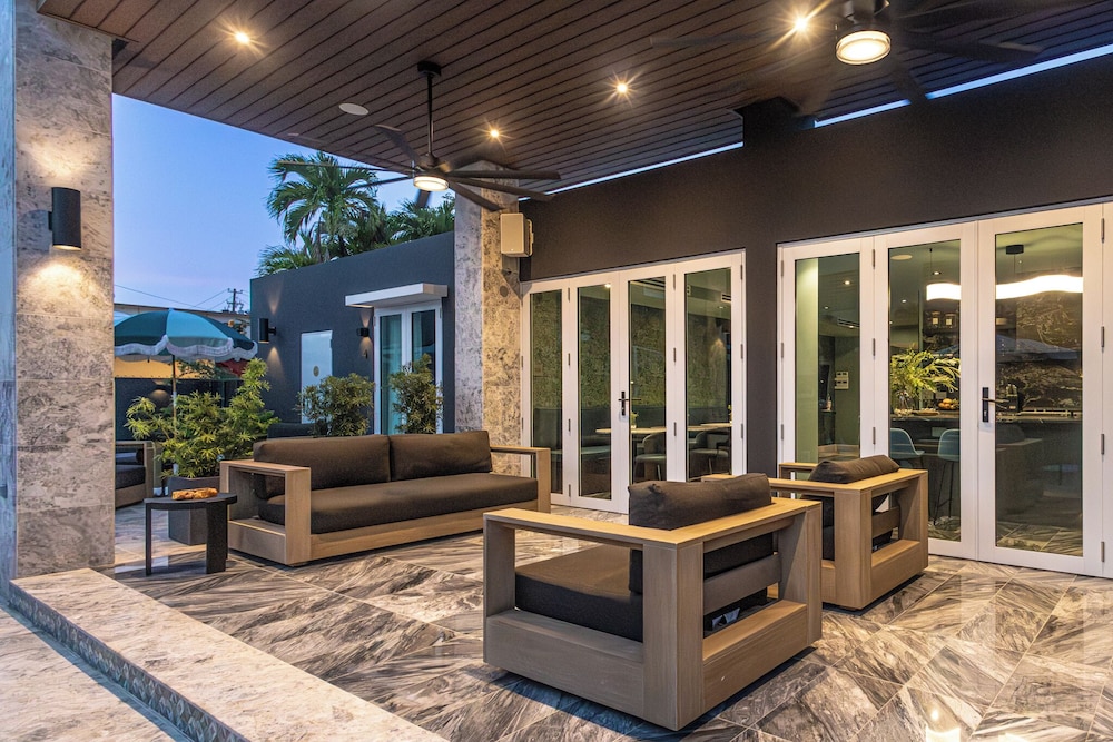 LaDiana QuenRoom Pool ResortVibe NearBch