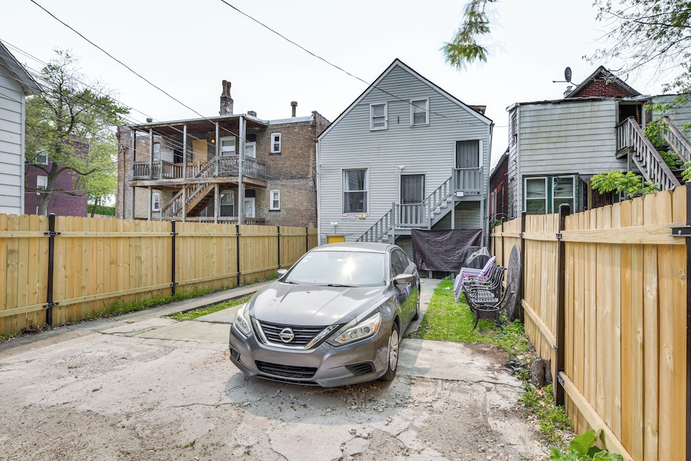 < 2 Mi to Uchicago: Pet-friendly Getaway w/ Yard