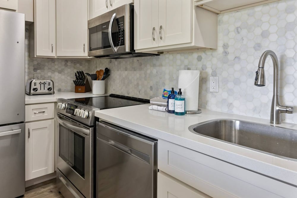 Ocean Views Luxury Amenities Beachfront Retreat
