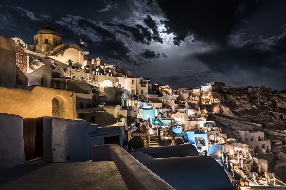 Hyperion Oia Suites
