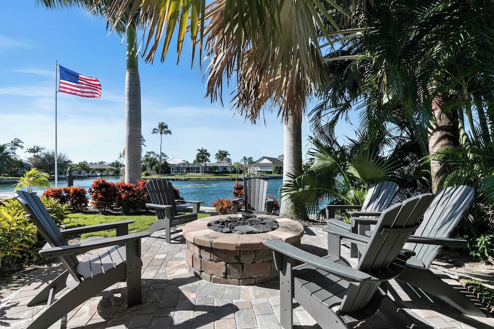 Marco Polo by Avantstay Waterfront 5bdr, Pool, Spa, Fire Pit, Walk to Beach