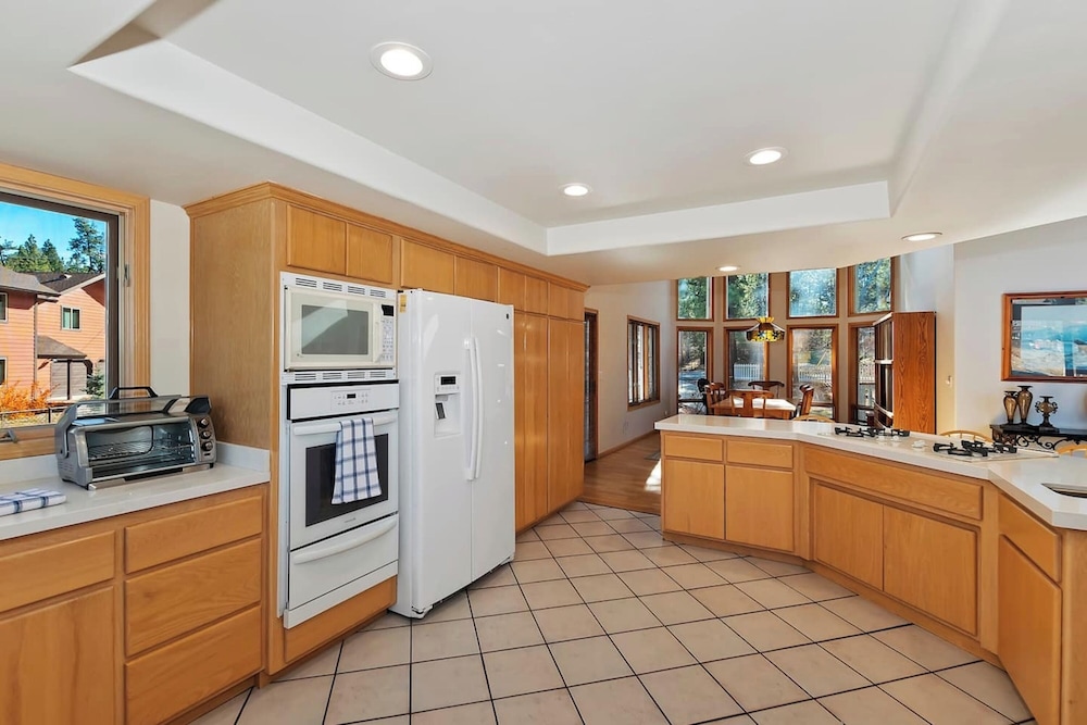 Lakefront Estate with Views and Hot tub