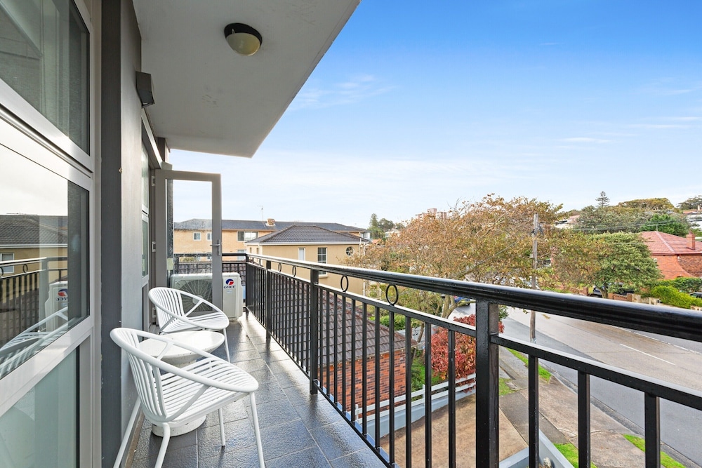 Bright 2-bed Flat With Balcony in Vaucluse