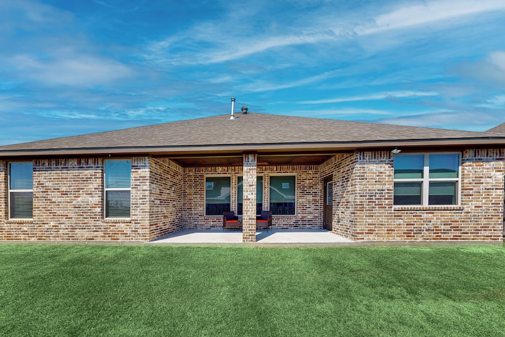 3BR Cozy Home w/ Enclosed Backyard & W/D