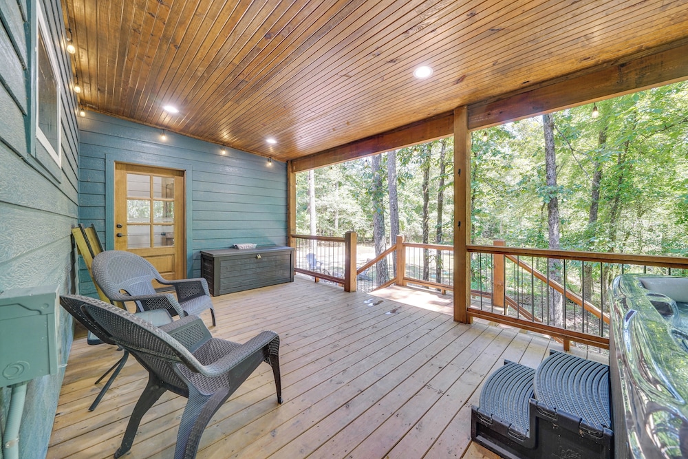 Creekside Cabin w/ Views & Hot Tub in Broken Bow