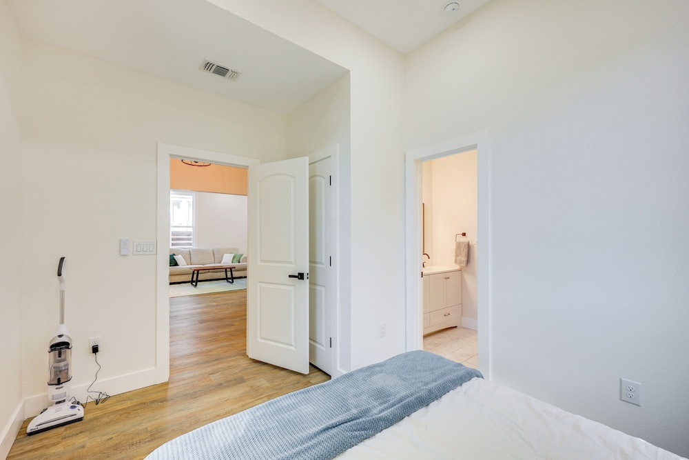 1 Mi to Dtwn San Antonio: Sleek Bungalow w/ Yard!