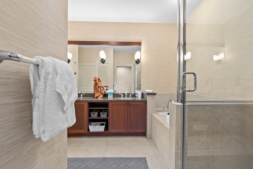 Peaceful Hawaiian Condo w Upscale Amenities - Near Dolphin Quest - Pool!- Vrkcv