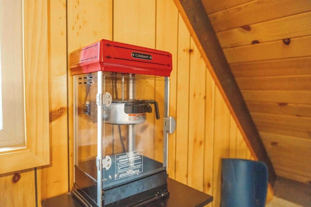 Cozy Tahoma Cabin in the Pines Sleeps 6 + Pets
