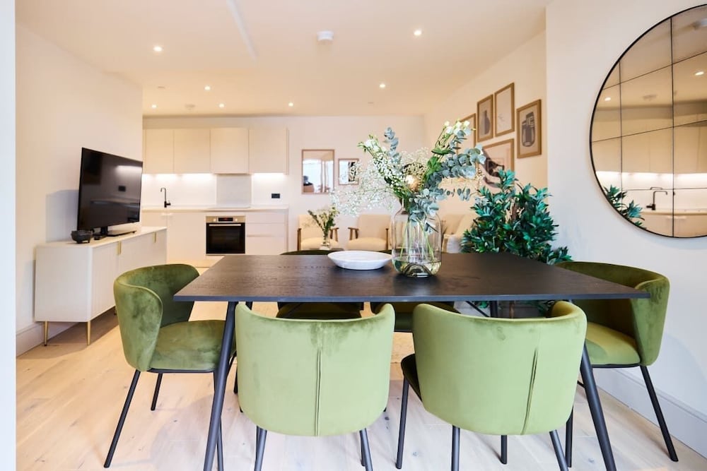 The South Wimbledon Escape - Lovely 3bdr With Balcony